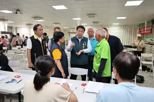 ▲市長黃偉哲視察鹽水區聆聽市民反映災後困境及各項因風災受損之慰助金申請。(圖／南市府提供)