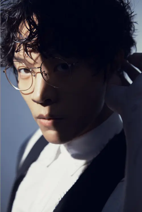 ▲盧廣仲演唱會邀請粉絲坐在沙發，近距離聽他唱歌。（圖／添翼文創x寬宏藝術）