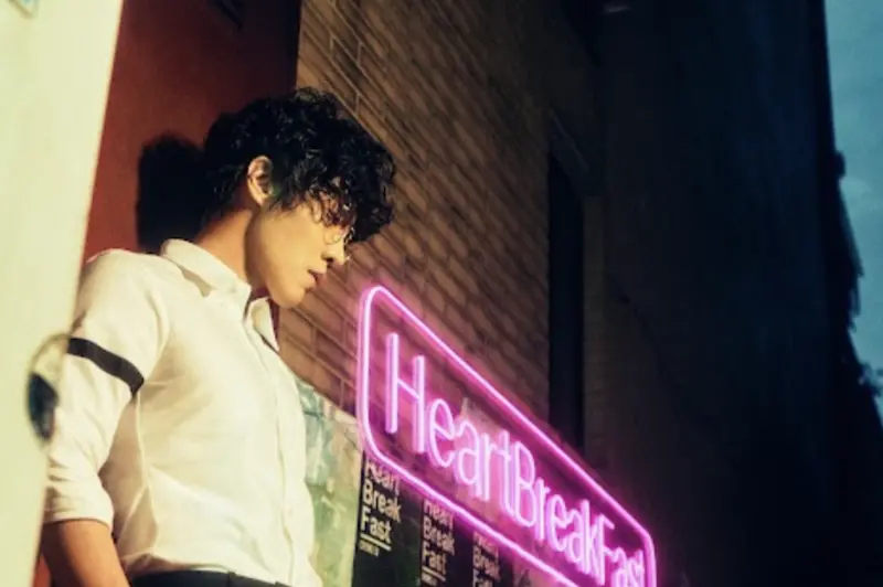 ▲盧廣仲演唱會《HeartBreakFast 傷心早餐店》辦在TICC，這次他邀請粉絲坐在沙發，近距離聽他唱歌。（圖／添翼文創x寬宏藝術）