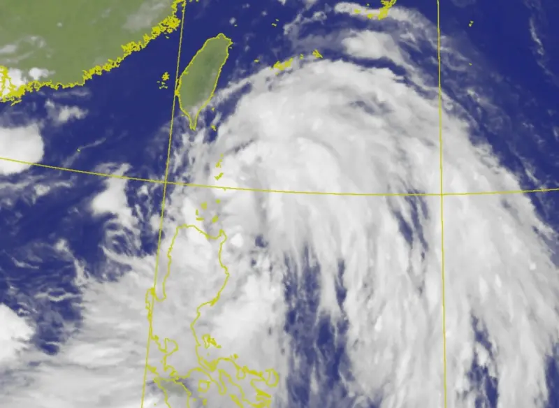 ▲輕颱薇帕還在增強中，暴風圈持續擴大，颱風外圍環流將為台灣東部帶來豪雨。（圖／翻攝自中央氣象署）