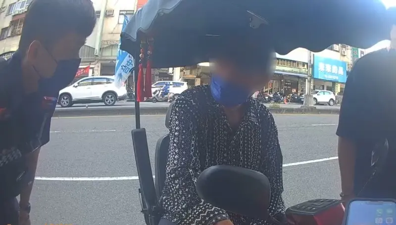 ▲97歲的劉姓爺爺為了購買北平烤鴨，竟騎乘電動代步車打算前往16公里外的烏日區，未料愛車在途中突然「不聽指揮」（圖/記者鄧力軍翻攝）