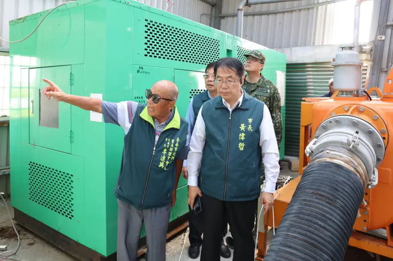 ▲里長向黃偉哲反映抽水機損壞，市府第一時間緊急調度移動式抽水機進行部署。（圖／南市府提供）