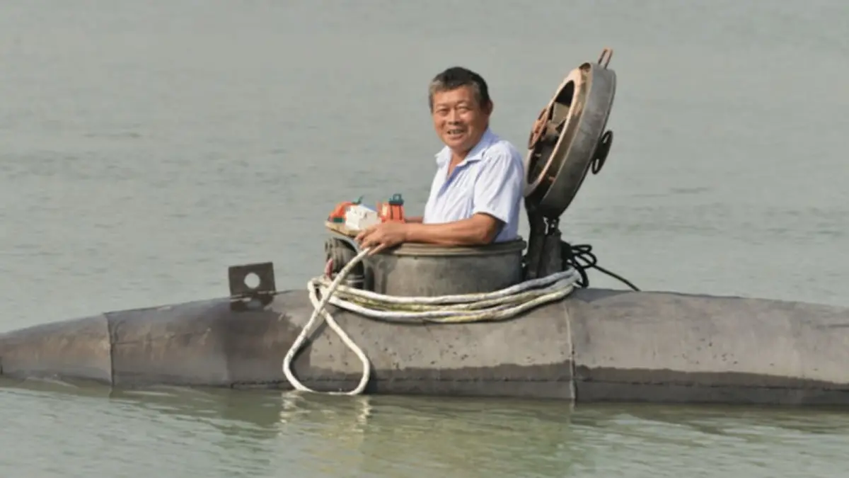 ▲60歲的安徽農民張勝武，依靠過往工作經驗以及對發明的熱愛，成功打造出1艘長7公尺、高1.8公尺，內部可容納2人的潛水艇。（圖／翻攝自央視）
