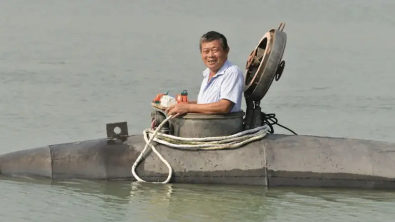 ▲60歲的安徽農民張勝武，依靠過往工作經驗以及對發明的熱愛，成功打造出1艘長7公尺、高1.8公尺，內部可容納2人的潛水艇。（圖／翻攝自央視）
