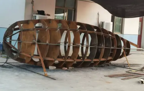 ▲張勝武土法煉鋼，自製潛水艇。（圖／翻攝自央視）