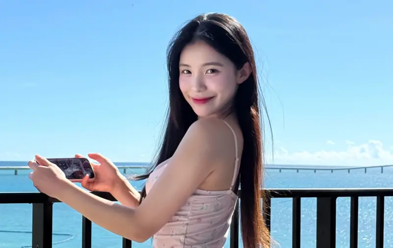 ▲李多慧（如圖）近日到台東玩，便當店一名大哥沒認出是她本人，反而還稱讚她「長得好像李多慧」很漂亮，讓李多慧笑翻，最後還幫大哥簽名在衣服上。（圖／李多慧IG）