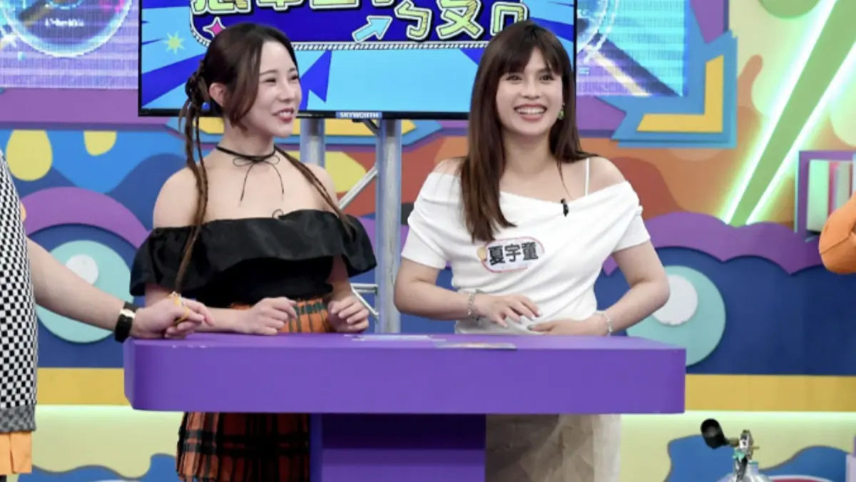 ▲夏宇童（右）與老公孫協志新婚4個月，她日前登上節目《天才衝衝衝》被徐乃麟爆料懷孕，夏宇童急摸肚子喊：「沒有啦！」徐乃麟再說：「要加油，孫協志也年紀不小了。」（圖／華視提供）