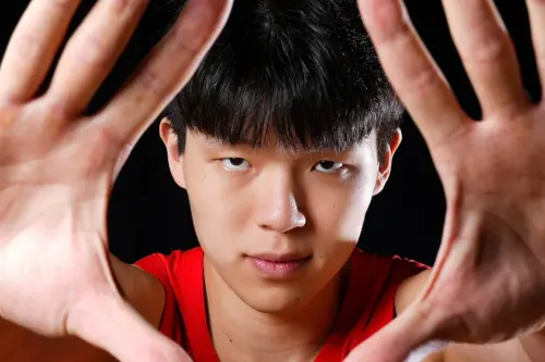 ▲楊瀚森的多功能性讓許多中國球迷期待他能在NBA立足，但同時也伴隨著疑慮。他能否在高強度的比賽中守住機動性球員？他的外線是否穩定？傳球視野能否在實戰中兌現？這些都將是新賽季的一大看點。（圖／取自波特蘭拓荒者X）