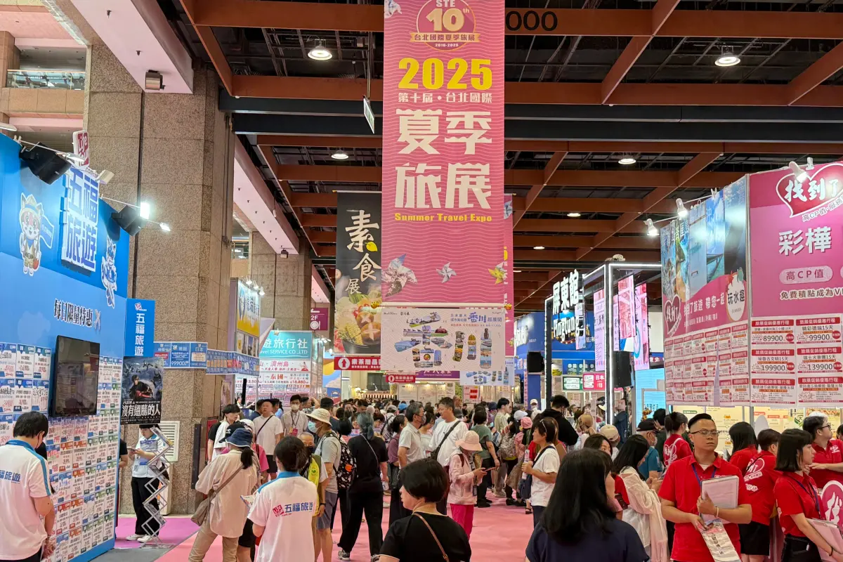 ▲2025台北夏季旅展今（18）天登場，地點在台北世貿一館。今年計約 200家廠商、超過600多個攤位，不少業者推出「限定旅展現場」才有的優惠。（圖／記者葉盛耀攝）