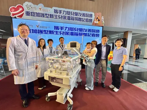曾使用重症加護型新生兒保溫箱的顏小妺妹與新竹台大分院及麥當勞叔叔之家慈善基金會團體合影。(圖/基金會提供) ▲曾使用重症加護型新生兒保溫箱的顏小妺妹與新竹台大分院及麥當勞叔叔之家慈善基金會團體合影。(圖/基金會提供)