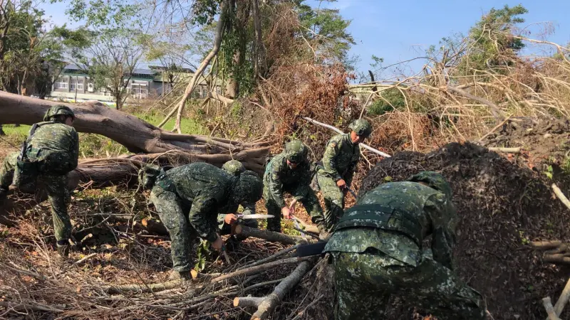 ▲第四作戰區官兵協助東山區傾倒樹木清整。（圖／第四作戰區提供）