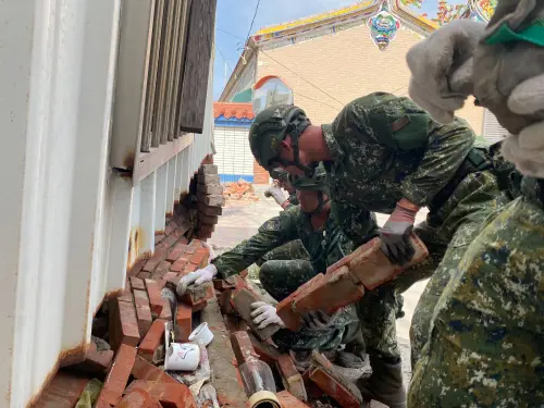 官兵協助北門區進行房屋災後復原工作 ▲官兵協助北門區進行房屋災後復原工作。(圖/第四作戰區提供)