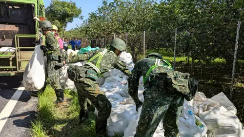 官兵協助搬運麻豆區文旦等落果 ▲官兵協助搬運麻豆區文旦等落果。(圖/第四作戰區提供)