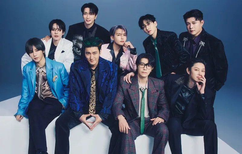 ▲SJ（如圖）今年邁入出道20周年，成員們也久違以9人完整體回歸，積極登上各大音樂節目打歌，不過在多組強勢團體的回歸下，SJ竟然再破紀錄，打敗BLACKPINK、TWICE，於3大音樂節目事前投票拿下第一，還在《音樂銀行》中，創下該平台史上最高得票的紀錄。（圖／SJ FB）