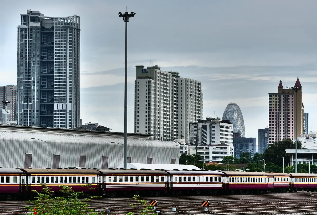 ▲泰國是中國「⼀帶⼀路」倡議的重要節點，透過鐵路等基礎建設，中國在泰國的投資與影響⼒滲透進經濟與政治核⼼。（圖／取⾃Pixabay）