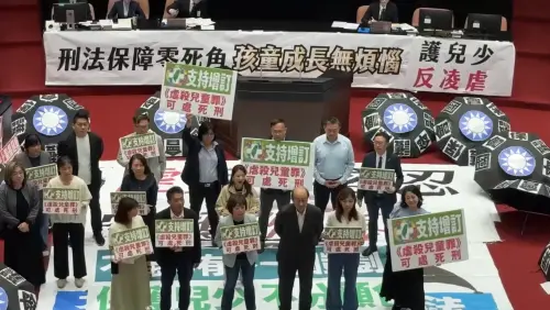 ▲針對「剴剴條款」，民進黨二讀除立委邱議瑩外全投反對，三讀集體棄權，卻在通過下一秒，排隊舉牌拍宣傳照喊 「支持」。（圖／取自許甫FB）