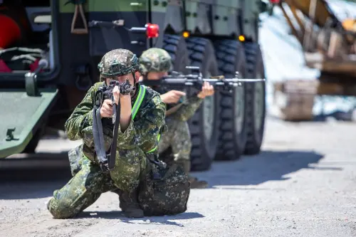 ▲第三作戰區部隊搭乘雲豹8輪甲車在新北地區進行縱深防禦作戰逐次抵抗演練。（圖／第三作戰區提供）