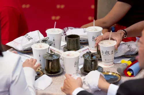 賴清德接見「邦交國青年來台圓夢計畫」首批來台青年。(圖/總統府提供) ▲賴清德接見「邦交國青年來台圓夢計畫」首批來台青年,特別準備阜杭豆漿。(圖/總統府提供)