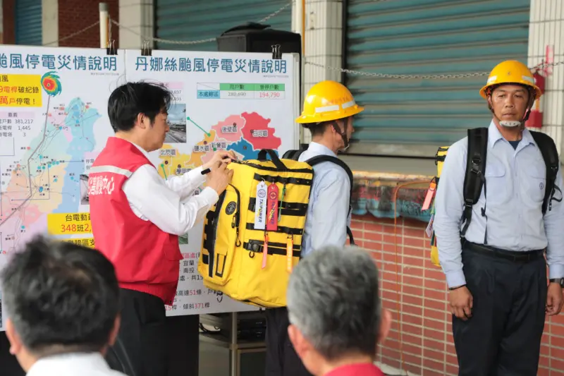 ▲總統賴清德前往台電新營區營業處慰勞台電員工，賴德頒發榮譽勳章及致贈加菜金，表揚及感謝搶修人員勞苦功高。（圖／南市府提供）