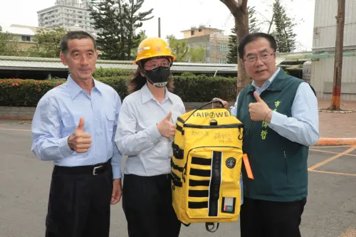 ▲台電員工邀台南市長黃偉哲合影。(圖/南市府提供) ▲台電員工邀台南市長黃偉哲合影。(圖/南市府提供)