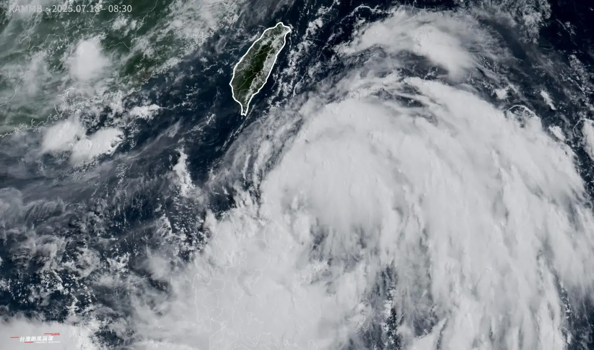 ▲薇帕颱風已經逐漸靠近台灣，中央氣象署也在上午發布海上警報，外圍環流從下午起已經為東半部帶來降雨，越晚雨勢會越大。（圖/台灣颱風論壇臉書）