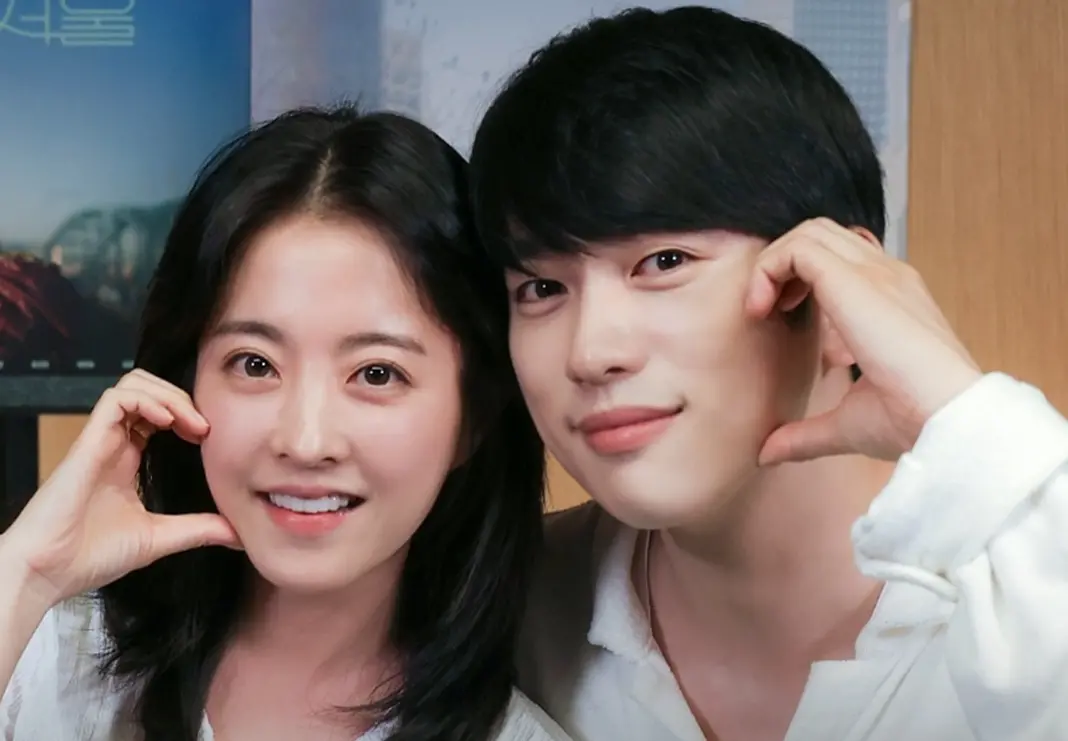 ▲《未知的首爾》早在6月底結局，但療癒劇情，還是讓粉絲難以忘懷，而近日BH娛樂舉辦抽獎活動，給劇迷滿滿售後，但裡面驚見朴寶英與朴珍榮的超甜情侶照，朴寶英（左）還咬朴珍榮（右）的臉頰，超甜合照，讓粉絲超驚訝狂喊：真的在一起了？（圖／BH娛樂IG）
