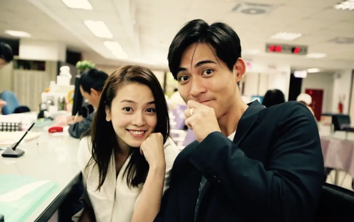 ▲周渝民與太太喻虹淵向朋友保險，3年被詐逾2千萬元。（圖／翻攝微博）