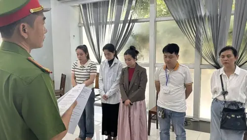 ▲越南警察逮捕多名無照醫生。（圖／翻攝自越南快訊）