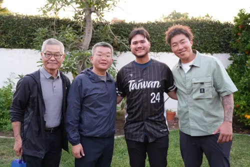 ▲Jonathon Long連續2天與中華隊後勤團隊會面，第2天還去剪了頭髮，與蔡其昌（左2）、郭泓志（右1）、楊清瓏（左1）一同合影留念。（圖／中華職棒提供）