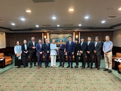 ▲林智鴻陪同訪問團前往高雄市政府,與市府團隊一同說明高雄在「民主島鏈」、「能源自主」、「民主經濟體」與「國際韌性」四大戰略領域的推動情形。(圖/市議員林智鴻提供) ▲林智鴻陪同訪問團前往高雄市政府,與市府團隊一同說明高雄在「民主島鏈」、「能源自主」、「民主經濟體」與「國際韌性」四大戰略領域的推動情形。(圖/市議員林智鴻提供)