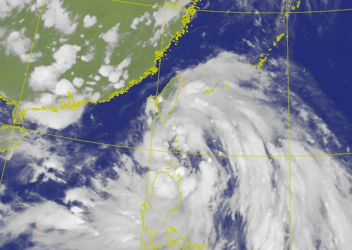 ▲薇帕颱風今晚將進入巴士海峽，中央氣象署上午也發布海上警報，根據最新雲圖可看出其外圍環流龐大，台灣東部地區已受到影響降下大雨，提醒民眾外出特別注意。（圖／中央氣象署）