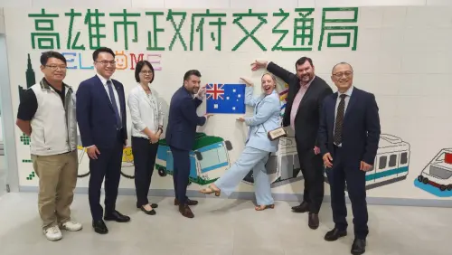 ▲在智慧運輸中心的參訪行程中,林智鴻特別向訪團分享高雄在「主權AI」、智慧交通與資料治理等方面的最新成果。(圖/市議員林智鴻提供) ▲在智慧運輸中心的參訪行程中,林智鴻特別向訪團分享高雄在「主權AI」、智慧交通與資料治理等方面的最新成果。(圖/市議員林智鴻提供)