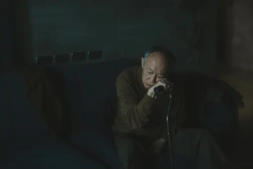 ▲金士傑在《深度安靜》中詮釋內心深藏不露的父親「金教授」，他形容劇本「像藏著一顆不知何時爆炸的炸彈」。（圖／風起娛樂提供）