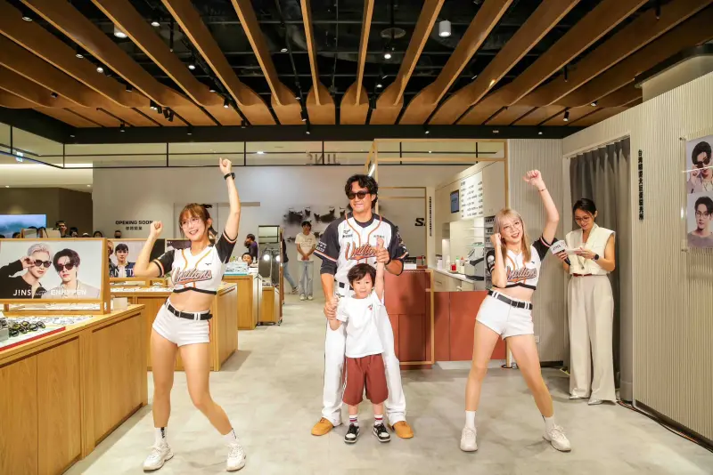 ▲統一獅球員潘傑楷帶著兒子「碩哥」和統一獅啦啦隊Uni-girls隊長Yuki幼齒、冞冞Mina，18日至連鎖眼鏡品牌JINS大巨蛋店擔任一日店長，百位粉絲包圍活動現場一睹三位風采。（圖／品牌提供）