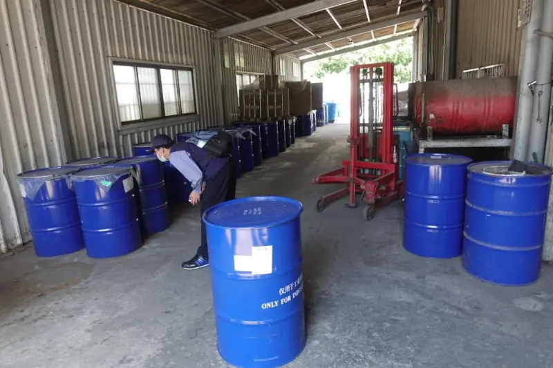 ▲清點廠內原物料種類數量。（圖／環境部）