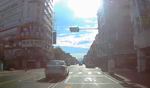 ▲前方小客車沒打方向燈就切入偏心左轉車道,卻沒左轉而是直行,一連違反兩項交通規則。(圖/八卦村 - 行車紀錄器影片上傳中心臉書) ▲前方小客車沒打方向燈就切入偏心左轉車道,卻沒左轉而是直行,一連違反兩項交通規則。(圖/八卦村 - 行車紀錄器影片上傳中心臉書)