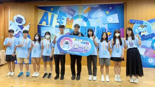 ▲高雄地區高中組成的隊伍，以「平板真相：學習利器還是追劇神器」誠信新聞拿到第一名。（圖／高市府教育局提供） 