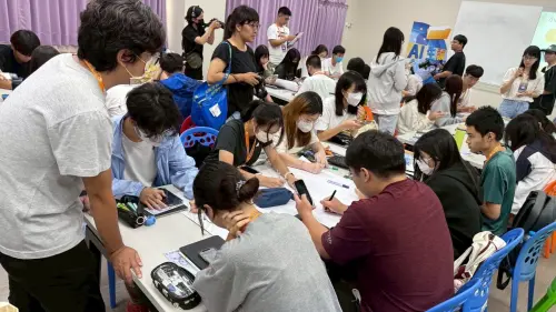 ▲為期兩天的密集課程，學生從新聞編撰、AI生成、虛擬主播製作一路學到影片剪輯，親手完成一則屬於自己的「誠信新聞」。（圖／高市府教育局提供） 