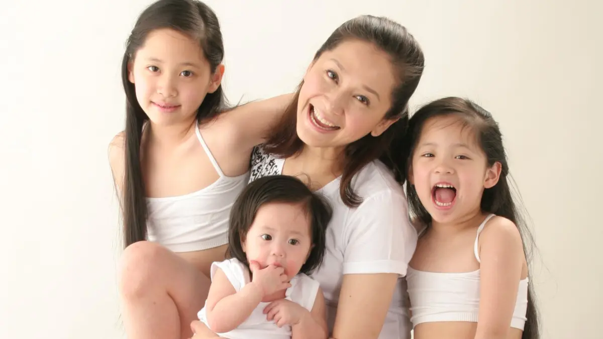 ▲一代女星傅娟（右2）今（19）日迎來了63歲生日。她在和歐陽龍結婚後生下了三個女兒：歐陽妮妮、歐陽娜娜、歐陽娣娣，現在女兒能在中國發展，親生母親傅娟是背後大推手。（圖／傅娟臉書）