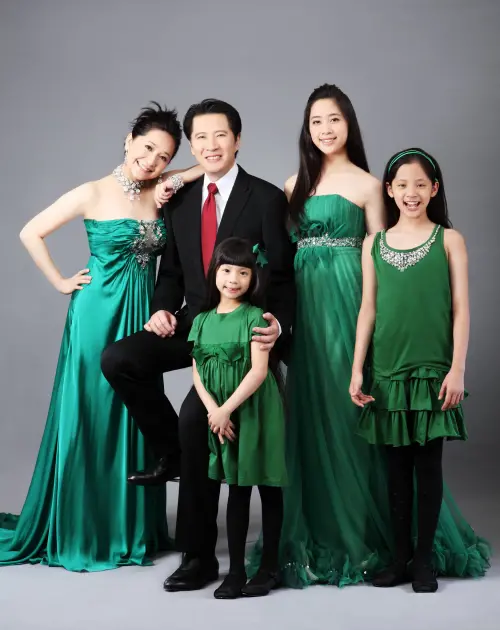 ▲歐陽一家總被網友說靠女兒賺錢。（圖／傅娟臉書）