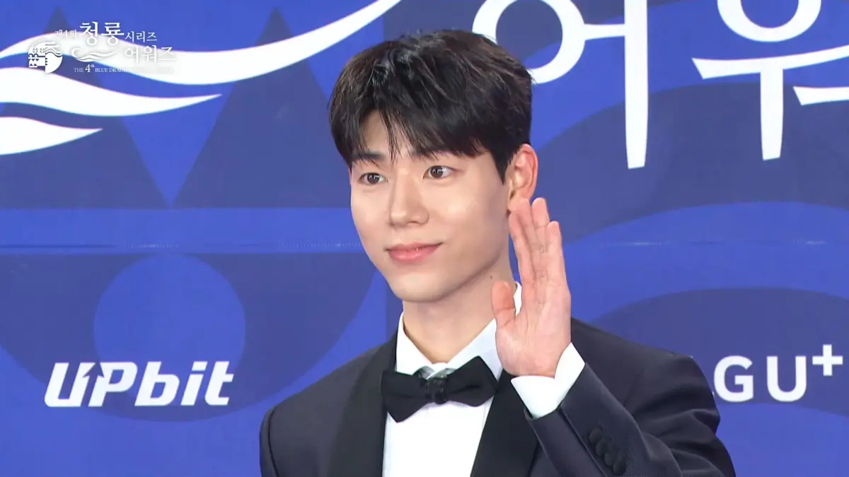 ▲以《京城怪物2》入圍「最佳男新人」的裴賢聖（如圖），站上紅毯讓網友震驚「許光漢？」撞臉台灣男神掀起熱議。（圖／chzzk）