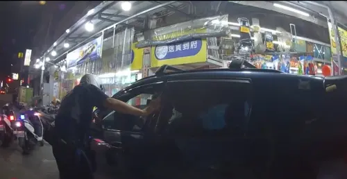 高雄男違停拒檢肇事逃逸　雄警開出8張罰單恐將海噴48500元
