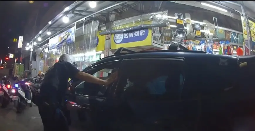 ▲黃男違停緊閉車窗不願熄火配合受檢逃逸，過程中還擦撞1輛汽車的後照鏡，警方已通知黃男到案說明，同時也將依法開出8張罰單總計最高4萬8500元罰鍰。(圖／記者郭凱杰翻攝)