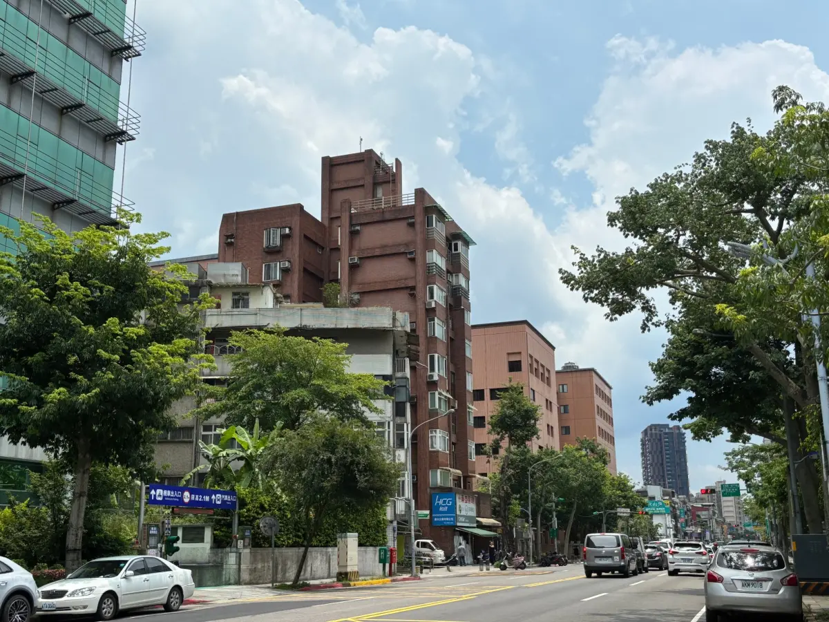 ▲信義房屋文山試院店專案經理鄭偉煜表示，木柵街景單純，有著濃厚的文教氣息，區域內國小到大學眾多，教育資源豐富，更有考試院，吸引不少軍公教在此置產。（圖／信義房屋提供）