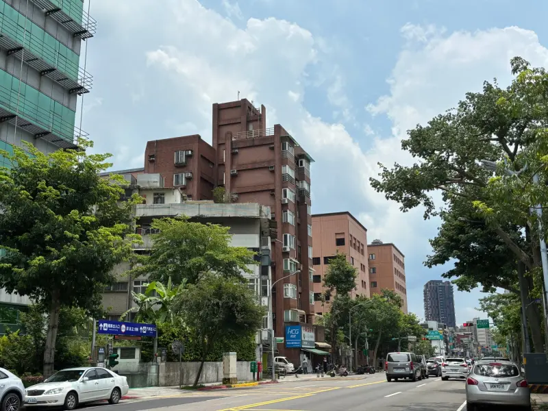 ▲信義房屋文山試院店專案經理鄭偉煜表示，木柵街景單純，有著濃厚的文教氣息，區域內國小到大學眾多，教育資源豐富，更有考試院，吸引不少軍公教在此置產。（圖／信義房屋提供）