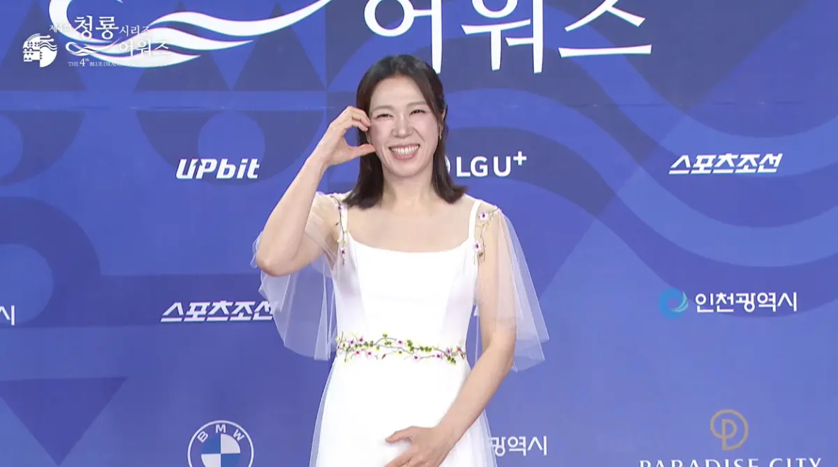 ▲在《苦盡柑來遇見你》飾演IU媽媽的廉惠蘭走上了青龍系列大賞的紅毯，她看起來暴瘦變超年輕。（圖／翻攝自chzzk）