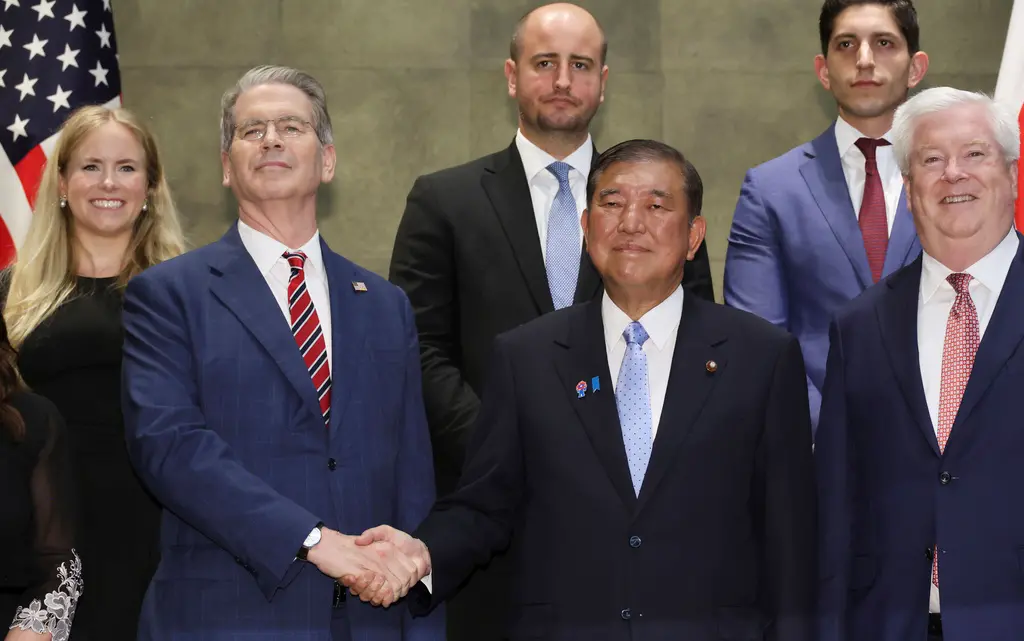 ▲美日關稅協議並無具體明文，引發議論。圖為美國財政部長貝森特（Scott Bessent）與日本首相石破茂。（圖／美聯社／達志影像）