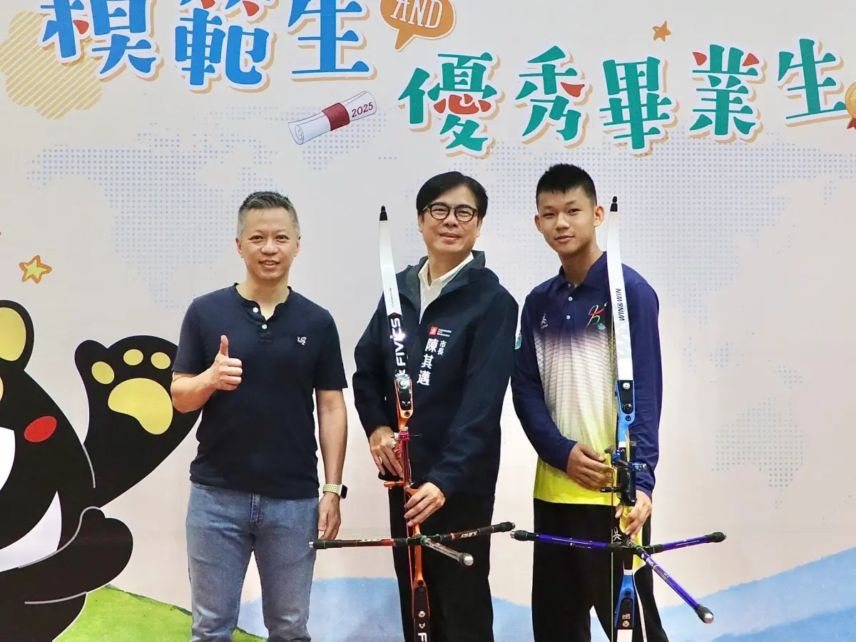 ▲左營國中模範生黃懷晅（右一）同學，今天也帶上自己的弓與市長陳其邁合影。（圖／高市府教育局提供） 