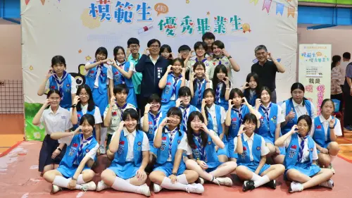 ▲ 「113學年度模範生及市長獎畢業生合影活動」以五大分區方式辦理。今(18)日在龍華國中進行最後一場北高雄區場次。(圖/高市府教育局提供) ▲ 「113學年度模範生及市長獎畢業生合影活動」以五大分區方式辦理。今(18)日在龍華國中進行最後一場北高雄區場次。(圖/高市府教育局提供)