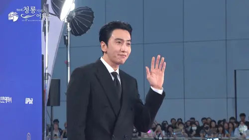 ▲李光洙消瘦不少，V字帥臉顏值連主持人都淪陷。（圖／chzzk）